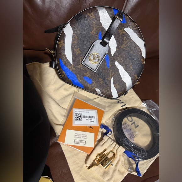 Louis Vuitton Handbags - NWT LVXLOL Boîte Chapeau Souple MM bag.